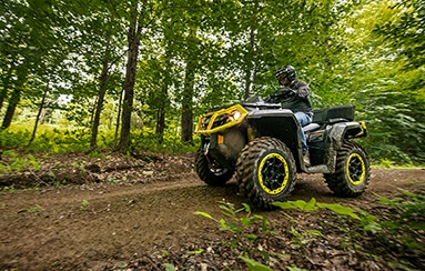can-am-off-road-outlander-xt-p-1000r-trail-foret-sentier-chemin-terre-balade-tablette