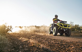 can-am-off-road-outlander-xt-p-1000r-trail-plaine-sentier-terre-poussiere-mobile